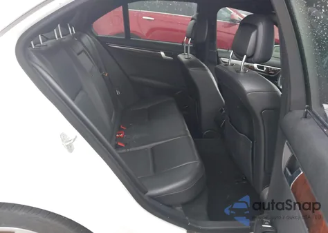 2013 Mercedes-Benz C 300 Sport 4Matic z USA, uszkodzony, nr VIN WDDGF8AB7DR284889